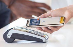 Apple Pay wreszcie bez karty kredytowej: Nowi klienci dostają 50 euro za darmo